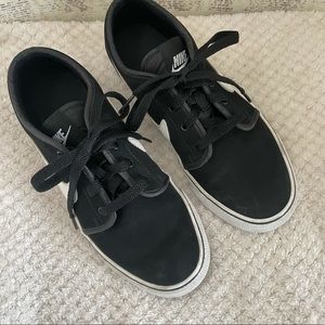 Nike suede black shoes great condition size 6Y